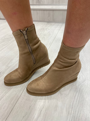 Viguera Suede Sock Boots in Sand