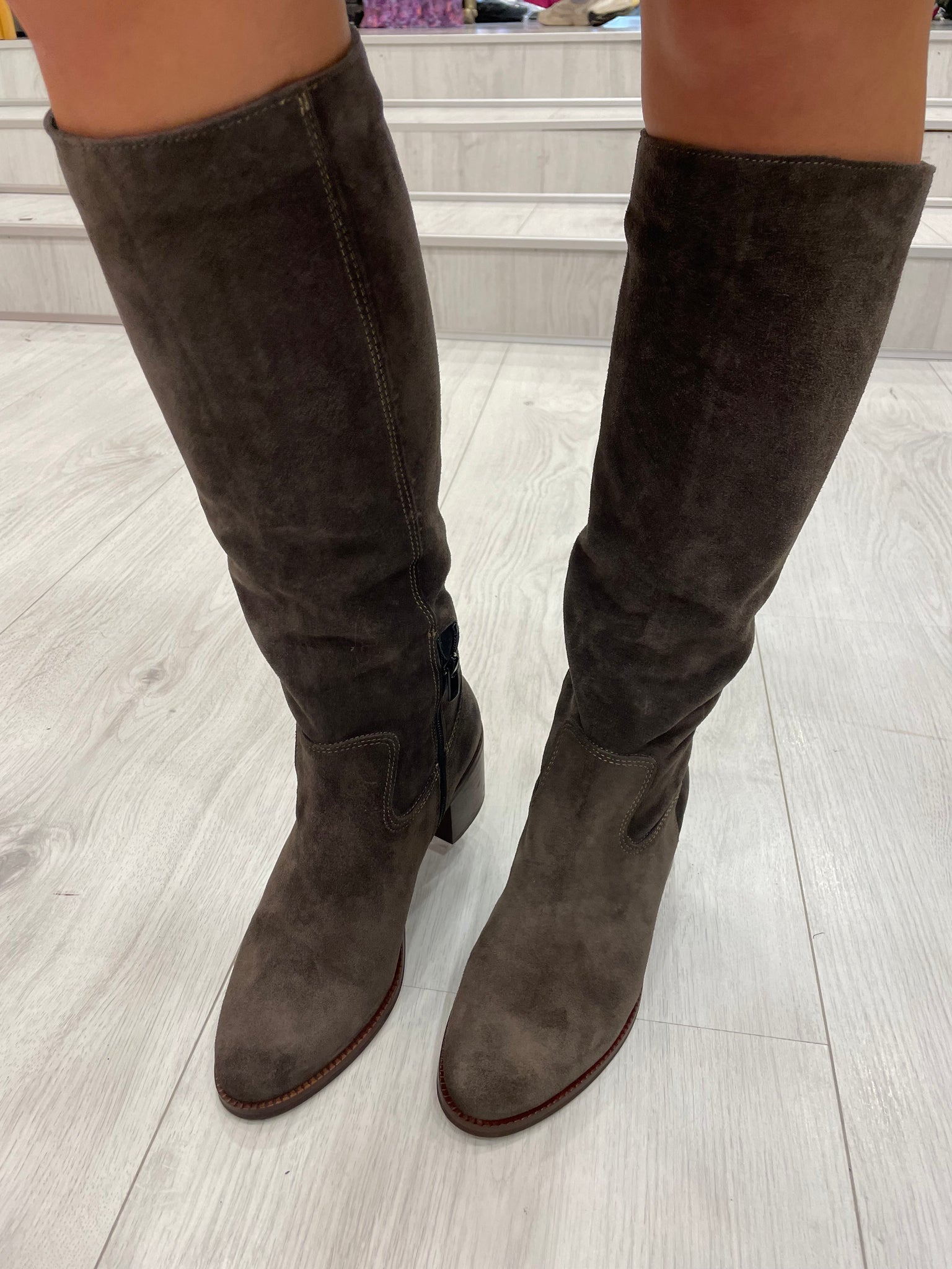 Viguera Western Suede Boots in Grey