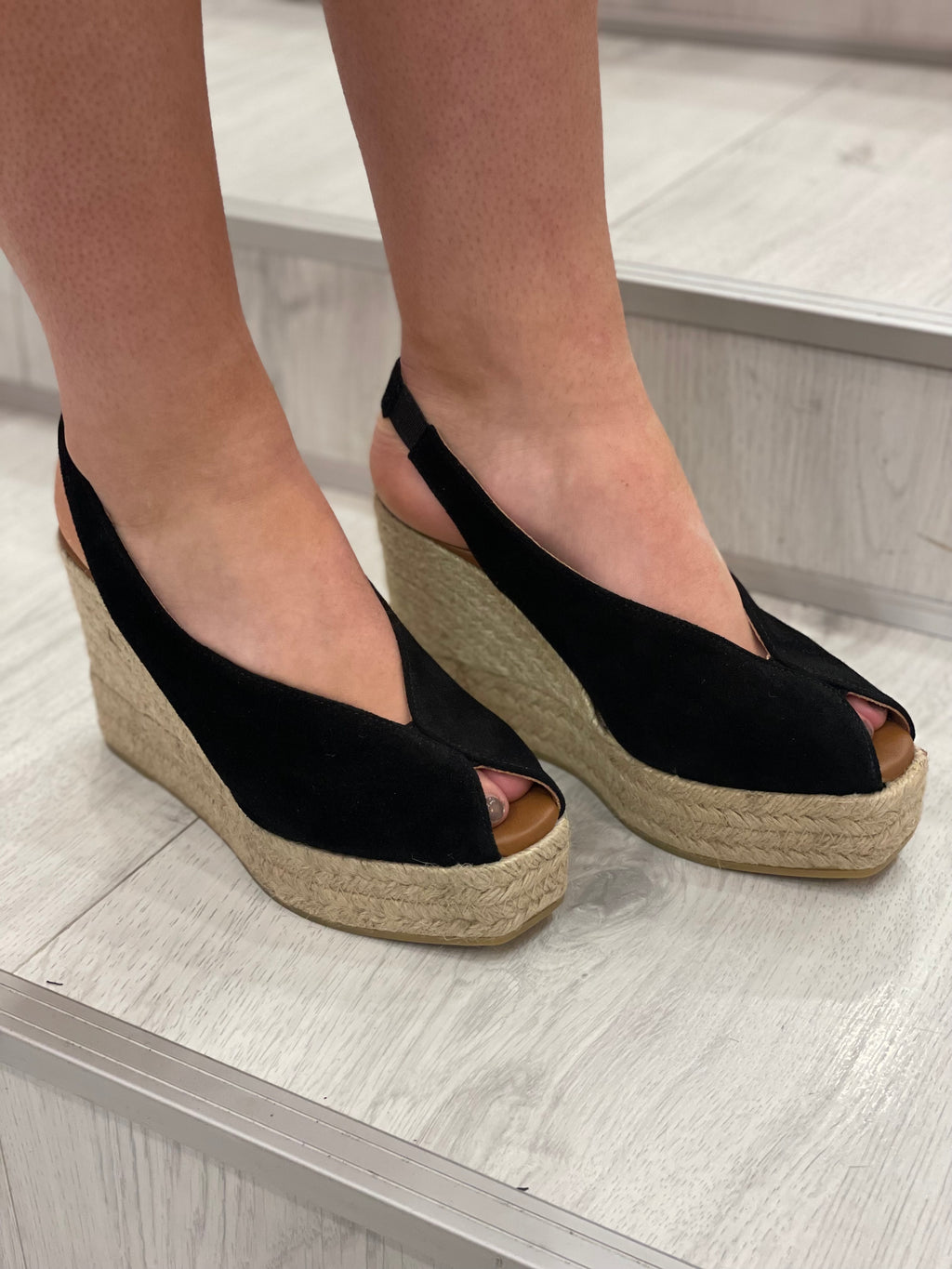 Viguera Vitelo Black Suede Wedge