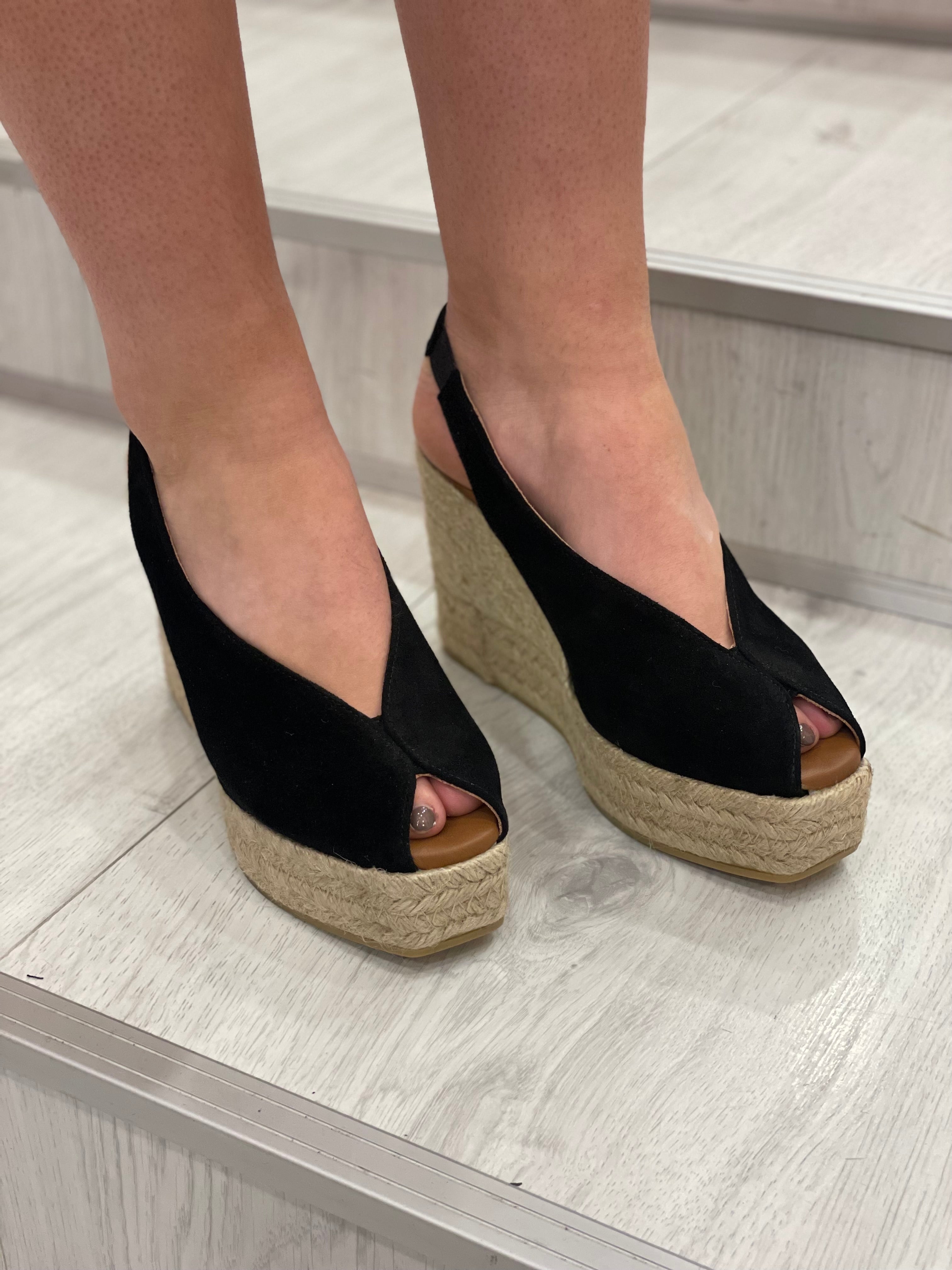 Viguera Vitelo Black Suede Wedge