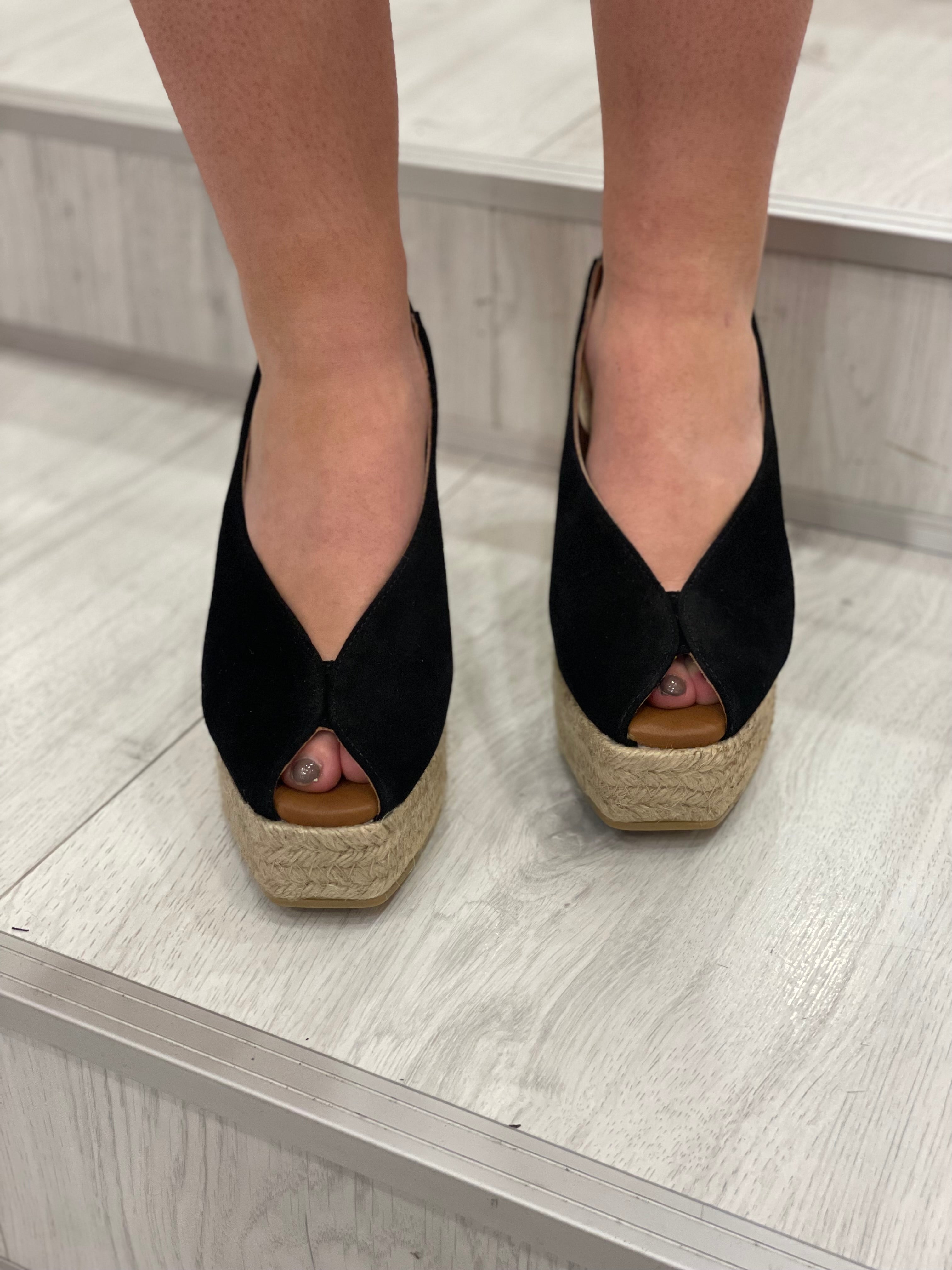 Viguera Vitelo Black Suede Wedge