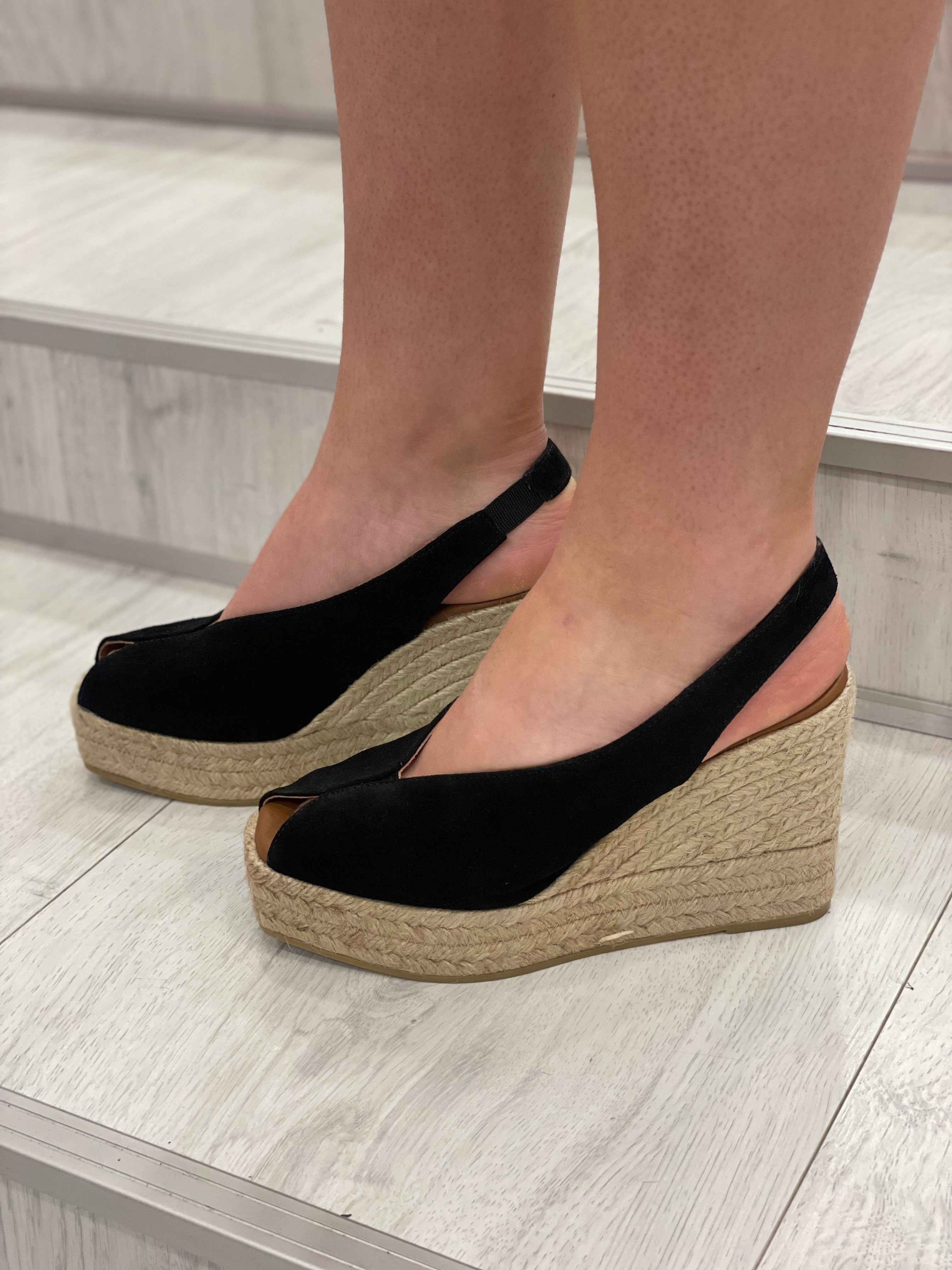 Viguera Vitelo Black Suede Wedge