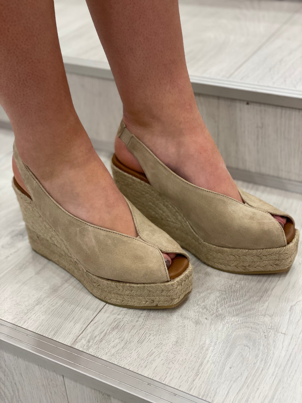 Viguera Vitelo Desert Suede Wedge