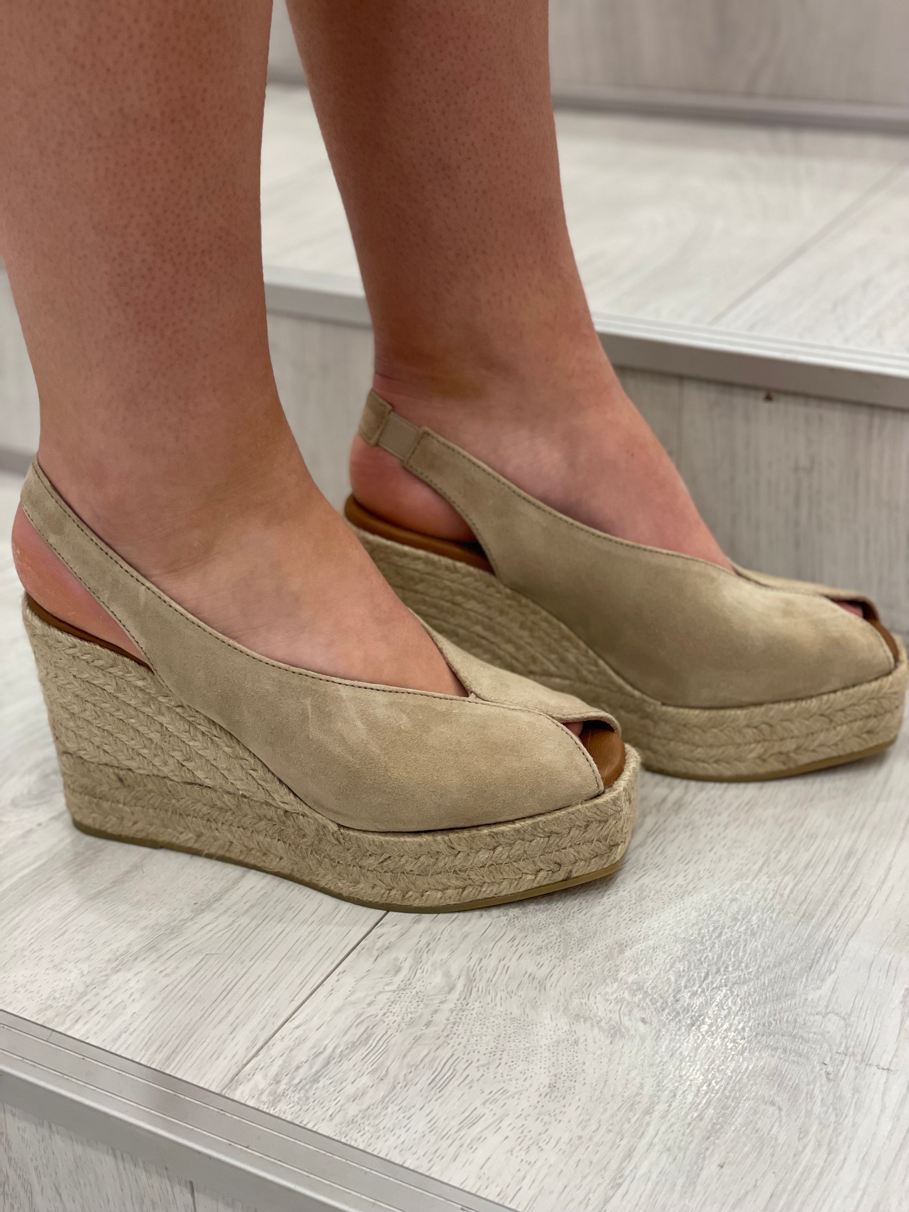 Viguera Vitelo Desert Suede Wedge