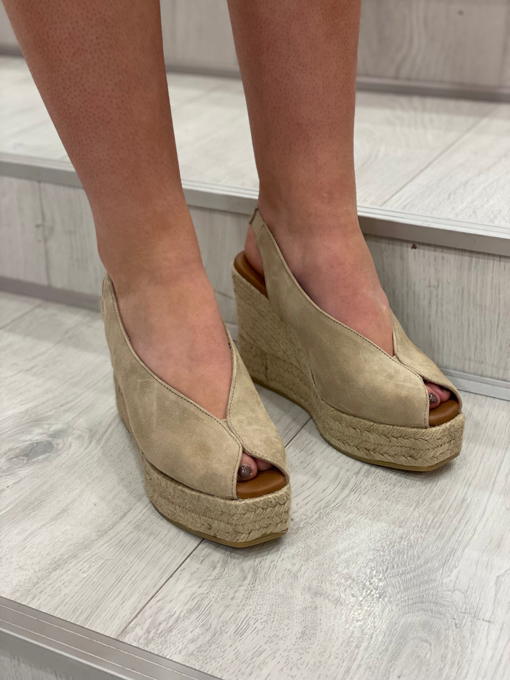 Viguera Vitelo Desert Suede Wedge