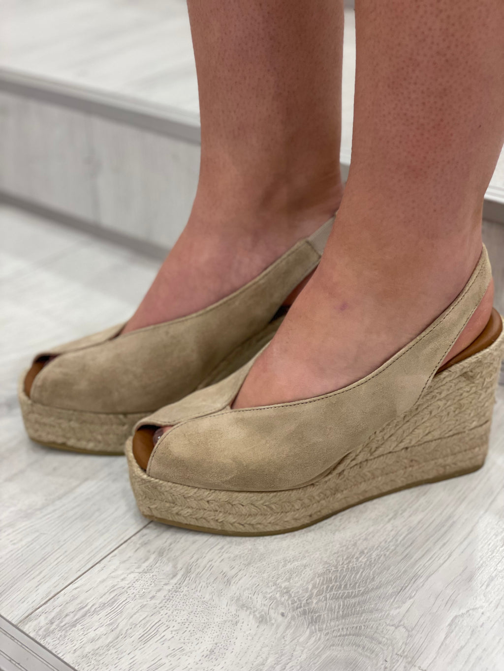Viguera Vitelo Desert Suede Wedge