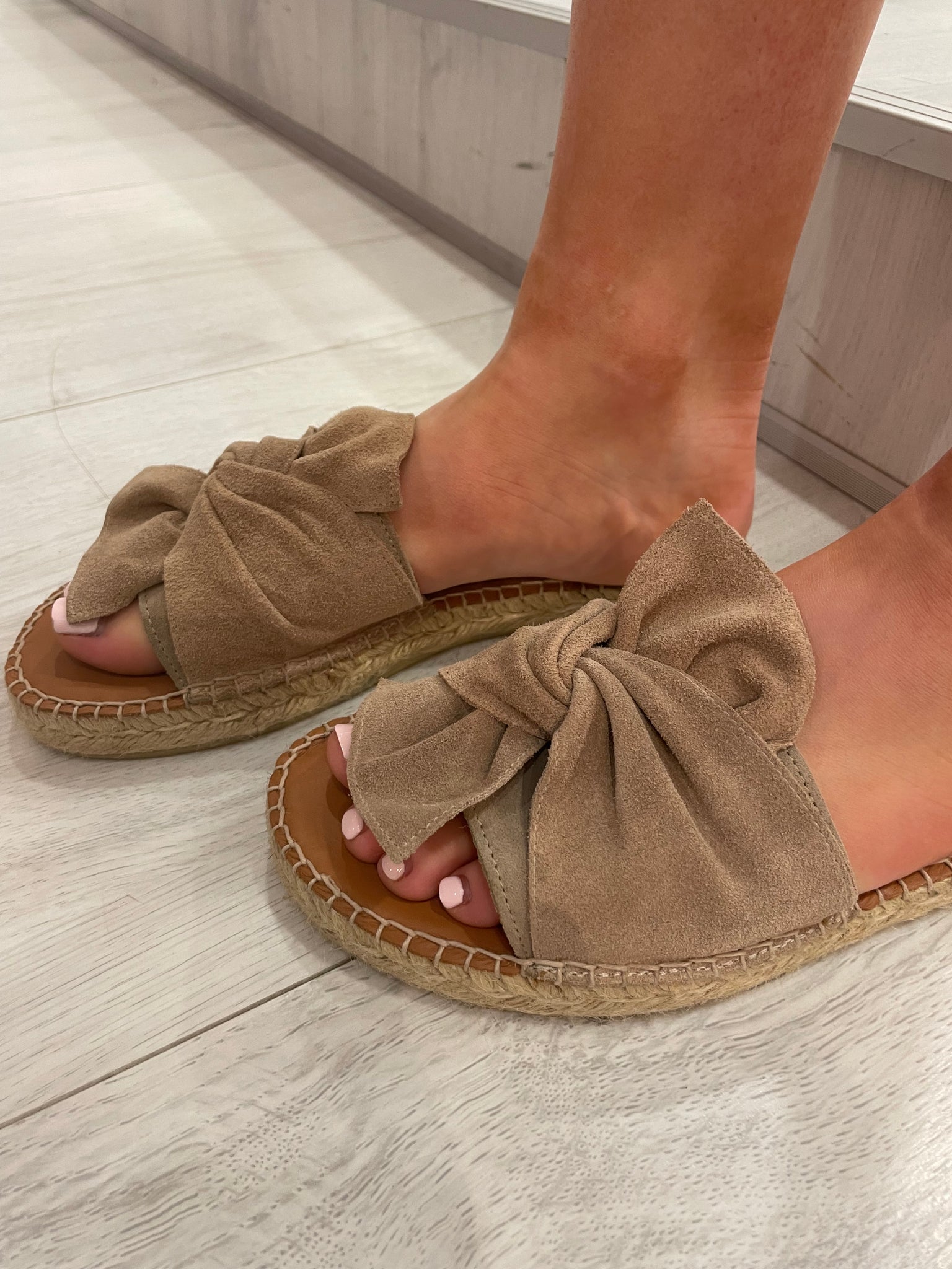 Viguera Beige Suede Slider