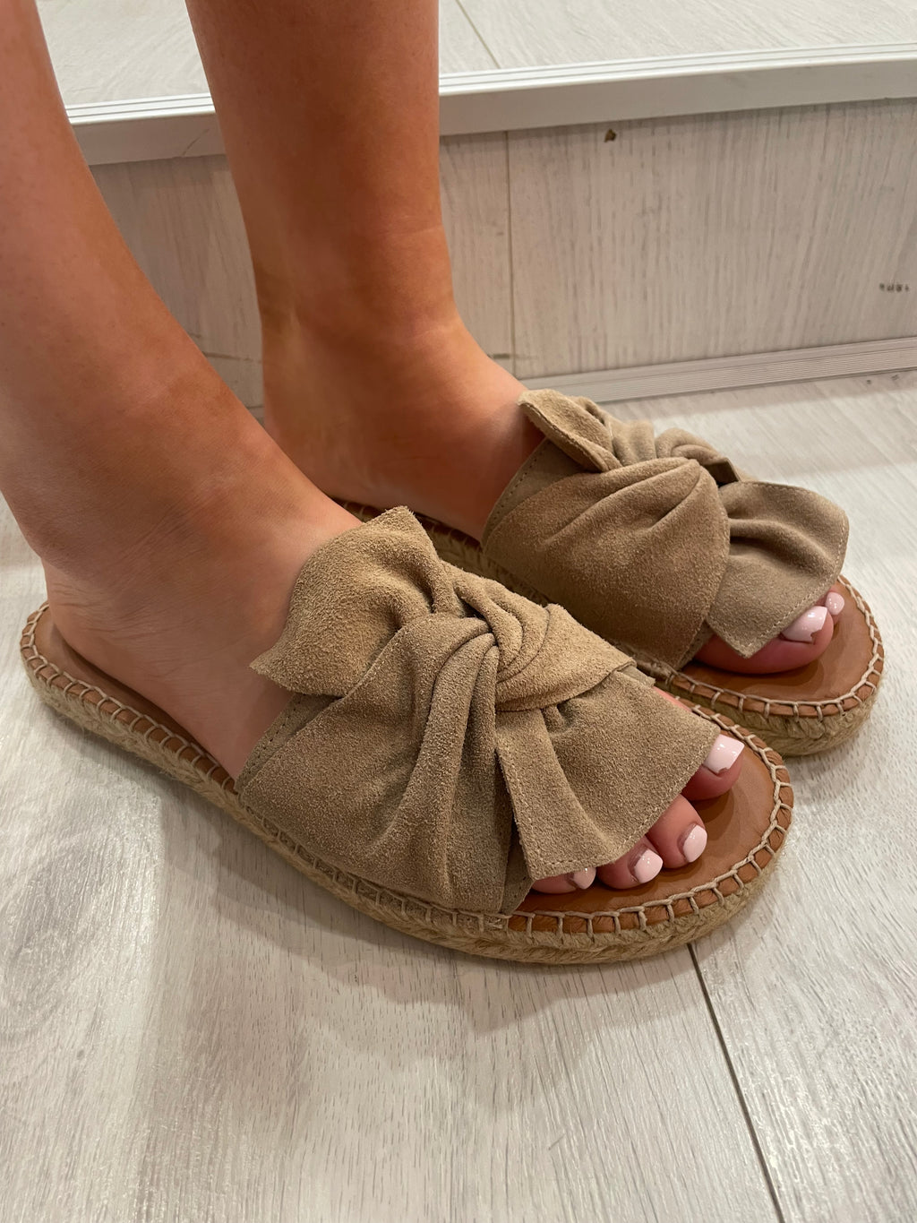 Viguera Beige Suede Slider